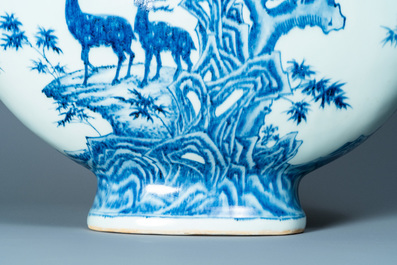 Een grote Chinese blauw-witte 'moonflask' vaas met herten, Qianlong merk en periode