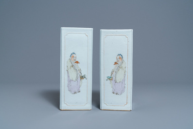 A pair of square Chinese qianjiang cai hat stands, 19/20th C.