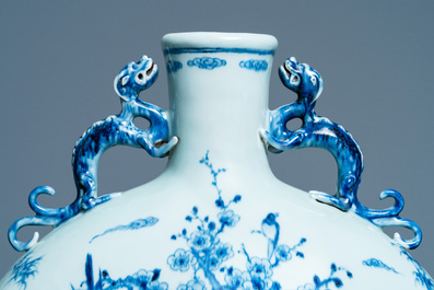 Een grote Chinese blauw-witte 'moonflask' vaas met herten, Qianlong merk en periode