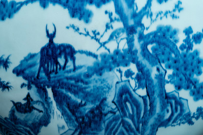 Een grote Chinese blauw-witte 'moonflask' vaas met herten, Qianlong merk en periode