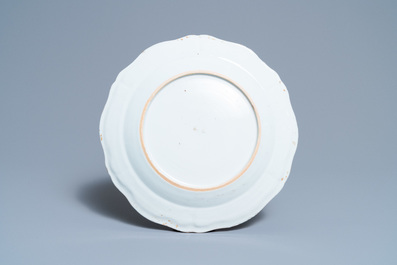 Une assiette en porcelaine de Chine famille rose &agrave; d&eacute;cor d&rsquo;un cornac sur son &eacute;l&eacute;phant, Qianlong
