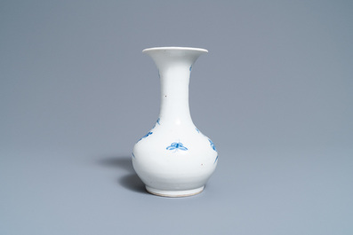 Een Chinese blauw-witte 'Bleu de Hue' vaas voor de Vietnamese markt, Hanoi merk, 19e eeuw
