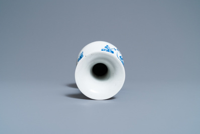 Een Chinese blauw-witte 'Bleu de Hue' vaas voor de Vietnamese markt, Hanoi merk, 19e eeuw