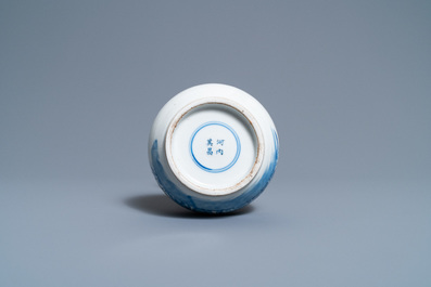 Een Chinese blauw-witte 'Bleu de Hue' vaas voor de Vietnamese markt, Hanoi merk, 19e eeuw
