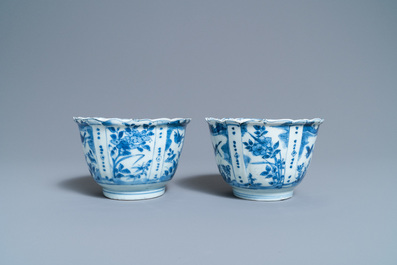 Une paire de bols en porcelaine de Chine en bleu et blanc de type kraak, Wanli
