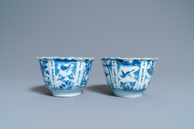 Une paire de bols en porcelaine de Chine en bleu et blanc de type kraak, Wanli