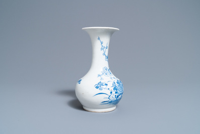 Een Chinese blauw-witte 'Bleu de Hue' vaas voor de Vietnamese markt, Hanoi merk, 19e eeuw