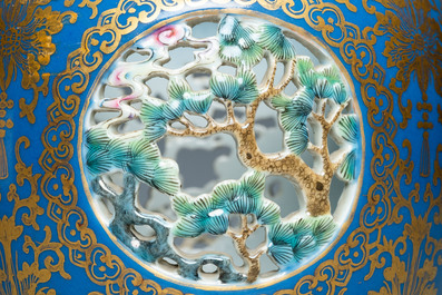 Een vierdelige Chinese opengewerkte en draaiende famille rose vaas, Qianlong merk, Republiek