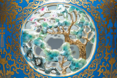 Een vierdelige Chinese opengewerkte en draaiende famille rose vaas, Qianlong merk, Republiek