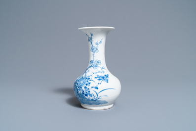 Een Chinese blauw-witte 'Bleu de Hue' vaas voor de Vietnamese markt, Hanoi merk, 19e eeuw