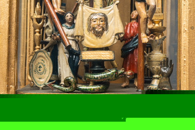 Un groupe en bois polychrom&eacute; repr&eacute;sentant le Golgotha avec tous les instruments de la Passion en vitrine, France ou Italie, 18&egrave;me