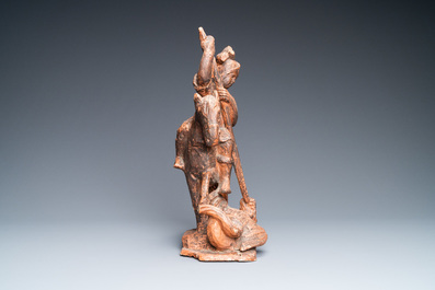 Une statue de Saint Georges en bois sculpt&eacute; monochrom&eacute; &agrave; l&rsquo;imitation de la terre cuite, 16&egrave;me