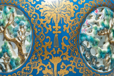 Een vierdelige Chinese opengewerkte en draaiende famille rose vaas, Qianlong merk, Republiek
