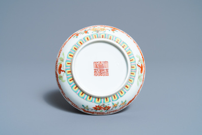 Une coupe en porcelaine de Chine famille rose &agrave; d&eacute;cor de chauve-souris autour d'un Shou, marque et &eacute;poque de Jiaqing