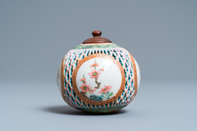 Een opengewerkte Chinese famille rose pomander, Yongzheng