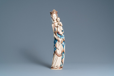 Een grote gepolychromeerde ivoren figuur van een Madonna met kind, Frankrijk, 19e eeuw