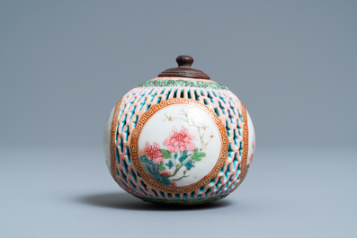 Een opengewerkte Chinese famille rose pomander, Yongzheng