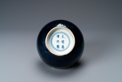 Een Chinese monochrome aubergine-geglazuurde kom, Wanli merk, 19e eeuw