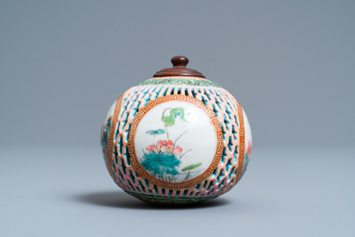 Een opengewerkte Chinese famille rose pomander, Yongzheng