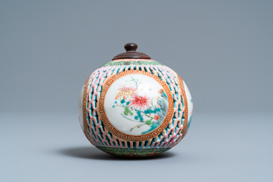 Een opengewerkte Chinese famille rose pomander, Yongzheng