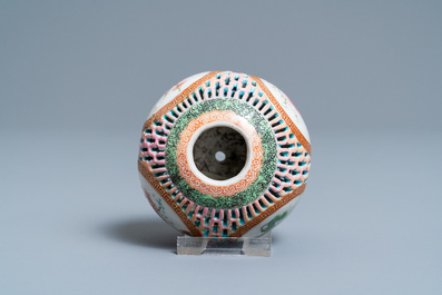 Een opengewerkte Chinese famille rose pomander, Yongzheng