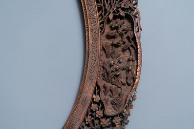 A large Chinese oval reticulated wooden frame, Canton, 19th C.