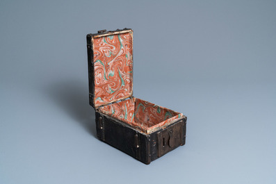 Een met leder bekleed houten reiskistje, Frankrijk, 15e eeuw