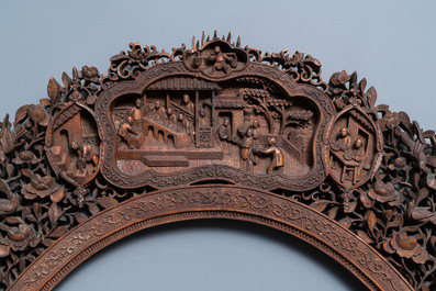 A large Chinese oval reticulated wooden frame, Canton, 19th C.
