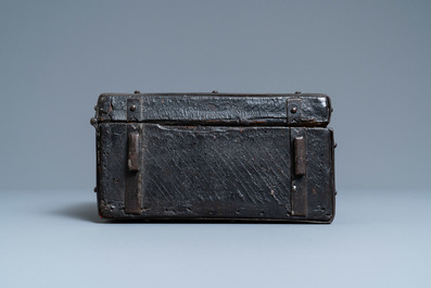 Een met leder bekleed houten reiskistje, Frankrijk, 15e eeuw
