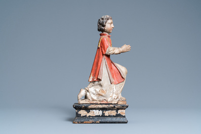 Een gepolychromeerde houten figuur van een biddende engel, ca. 1500