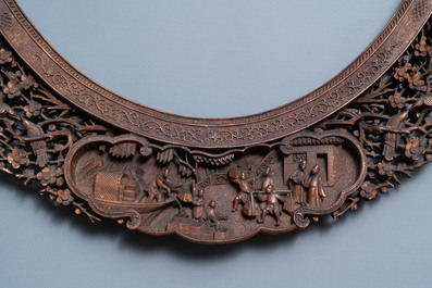 A large Chinese oval reticulated wooden frame, Canton, 19th C.