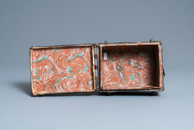 Een met leder bekleed houten reiskistje, Frankrijk, 15e eeuw