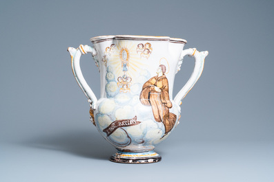 Une grande verseuse de pharmacie quadrilob&eacute;e en fa&iuml;ence polychrome, Italie, dat&eacute;e 1840