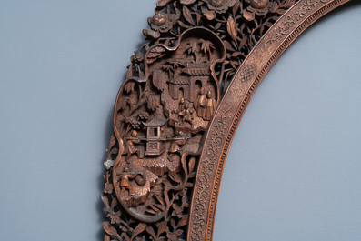 A large Chinese oval reticulated wooden frame, Canton, 19th C.
