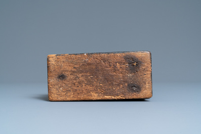Een gepolychromeerde houten figuur van een biddende engel, ca. 1500