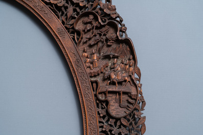 A large Chinese oval reticulated wooden frame, Canton, 19th C.