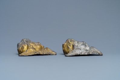 A pair of parcel-gilt lead winged cherub heads, 17th C.