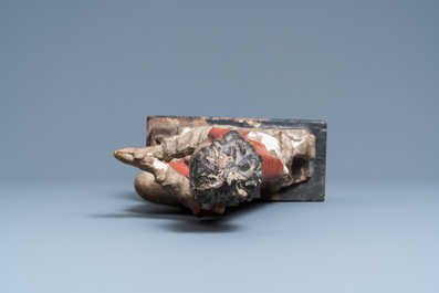 Een gepolychromeerde houten figuur van een biddende engel, ca. 1500