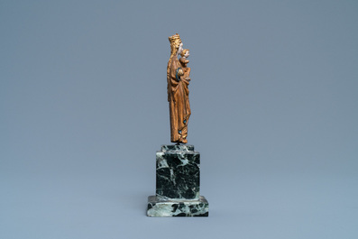 Une statue miniature d'une Vierge &agrave; l'enfant en noyer polychrom&eacute; et dor&eacute; de type 'Poup&eacute;e de Malines', 2&egrave;me moiti&eacute; du 15&egrave;me