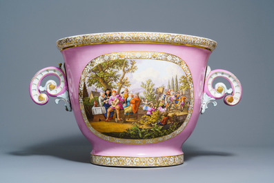 Een uitzonderlijk grote porseleinen jardini&egrave;re met 'Pompadour' roze fondkleur, mogelijk S&egrave;vres, 19e eeuw