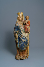 Een grote gepolychromeerde kalkstenen figuur van een Madonna met kind, Champagne- of Lorrainestreek, Frankrijk, 2e helft 14e eeuw