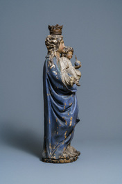 Een grote gepolychromeerde eikenhouten figuur van een Madonna met kind, 17e eeuw