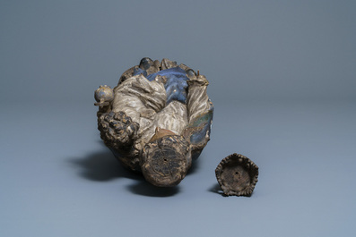 Een grote gepolychromeerde eikenhouten figuur van een Madonna met kind, 17e eeuw