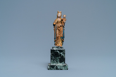 Une statue miniature d'une Vierge &agrave; l'enfant en noyer polychrom&eacute; et dor&eacute; de type 'Poup&eacute;e de Malines', 2&egrave;me moiti&eacute; du 15&egrave;me