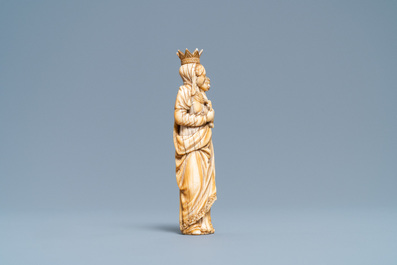 Een ivoren figuur van een Madonna met kind, wellicht Frankrijk, 17e eeuw