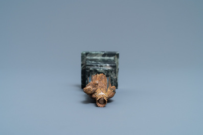 Une statue miniature d'une Vierge &agrave; l'enfant en noyer polychrom&eacute; et dor&eacute; de type 'Poup&eacute;e de Malines', 2&egrave;me moiti&eacute; du 15&egrave;me