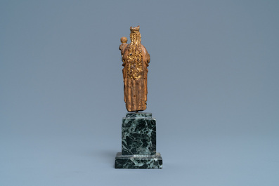 Une statue miniature d'une Vierge &agrave; l'enfant en noyer polychrom&eacute; et dor&eacute; de type 'Poup&eacute;e de Malines', 2&egrave;me moiti&eacute; du 15&egrave;me