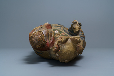 Een grote gepolychromeerde kalkstenen figuur van een Madonna met kind, Champagne- of Lorrainestreek, Frankrijk, 2e helft 14e eeuw