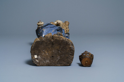 Een grote gepolychromeerde eikenhouten figuur van een Madonna met kind, 17e eeuw