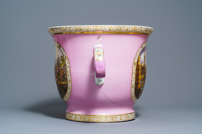 Een uitzonderlijk grote porseleinen jardini&egrave;re met 'Pompadour' roze fondkleur, mogelijk S&egrave;vres, 19e eeuw